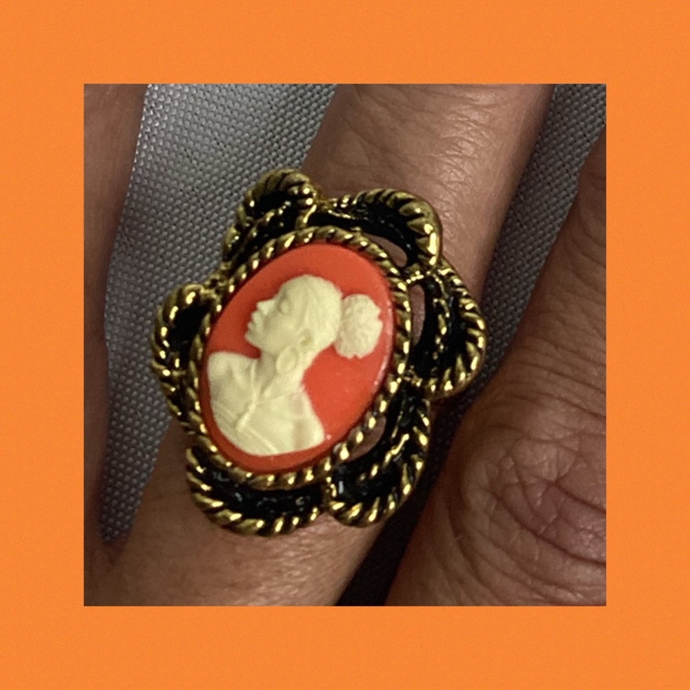 Vintage Cameo Ring in Gold and Black